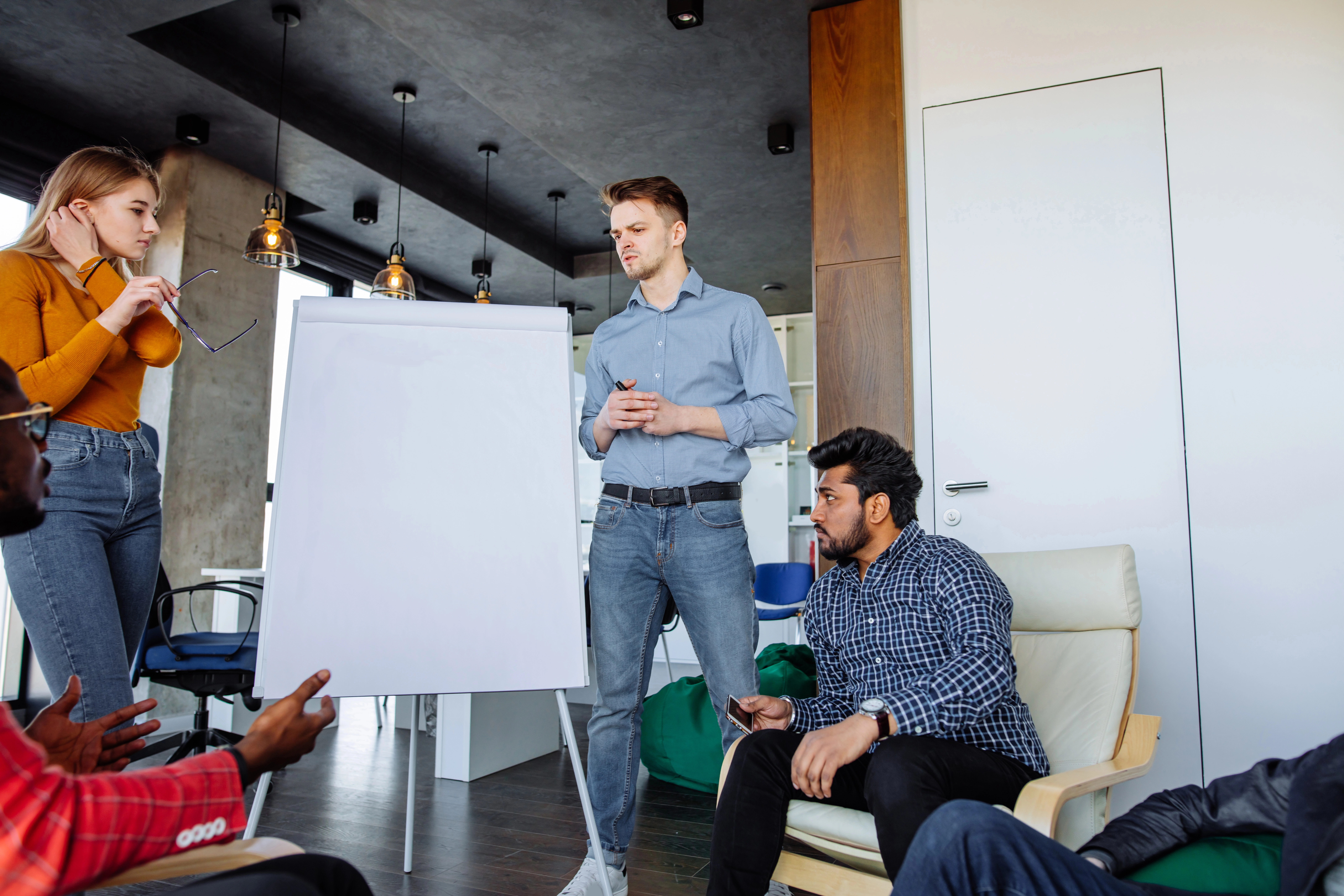 Evonet Cybersecurity-Berater bei der Analyse einer IT-Sicherheitsarchitektur in Stuttgart