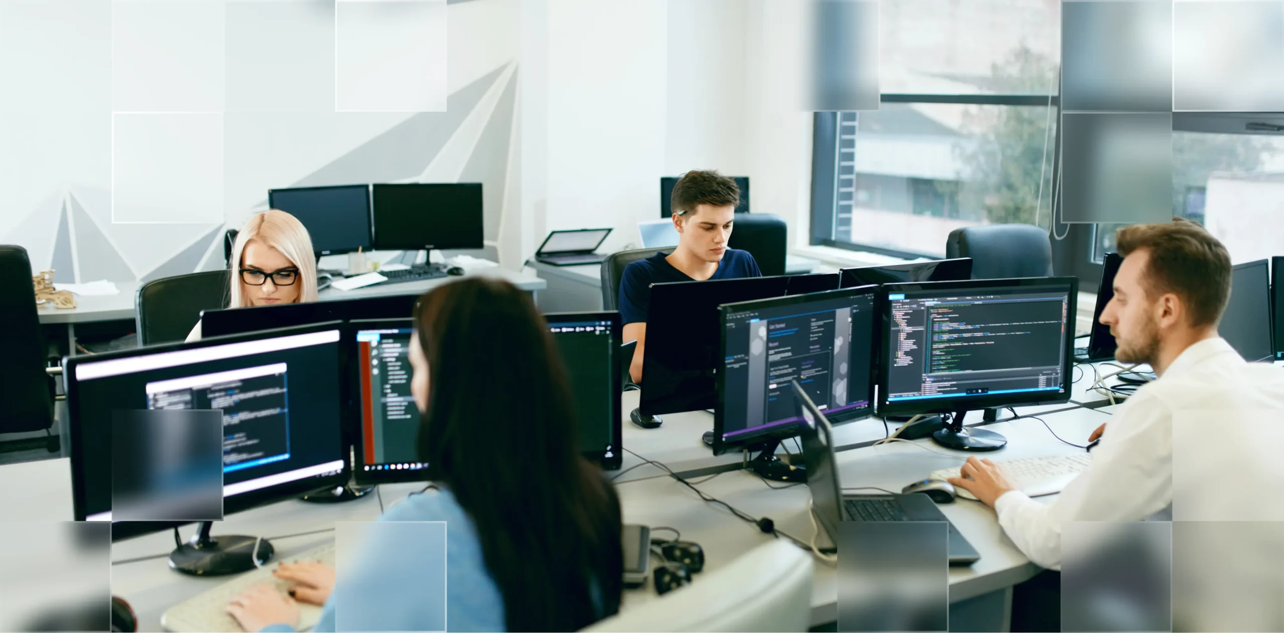Evonet IT-Sicherheitsteam bei der Analyse komplexer Infrastrukturen am Arbeitsplatz in Stuttgart