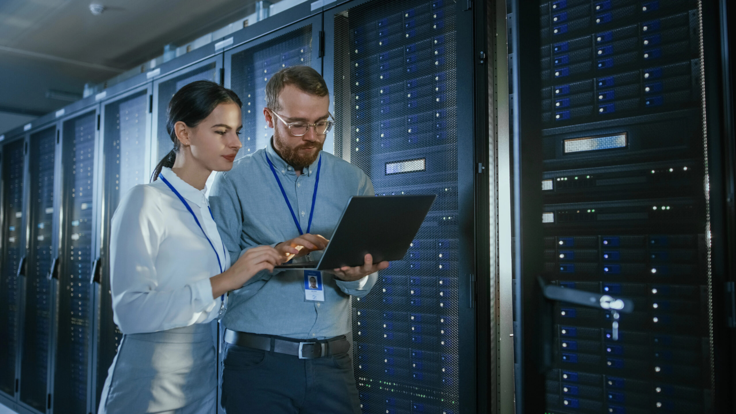 IT Team steht in einem Serverraum